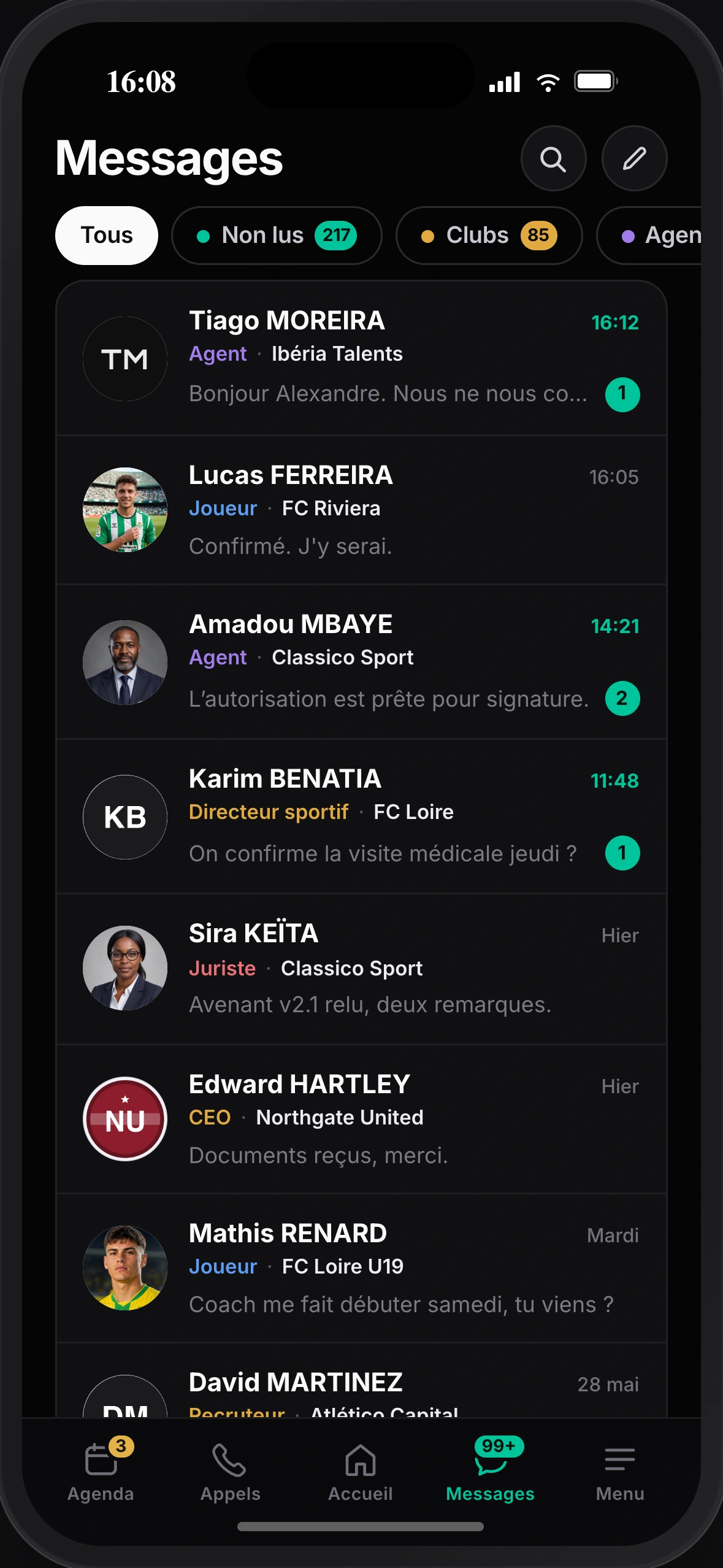Liste des conversations FOOTPASS, chacune avec l'identité vérifiée de son interlocuteur