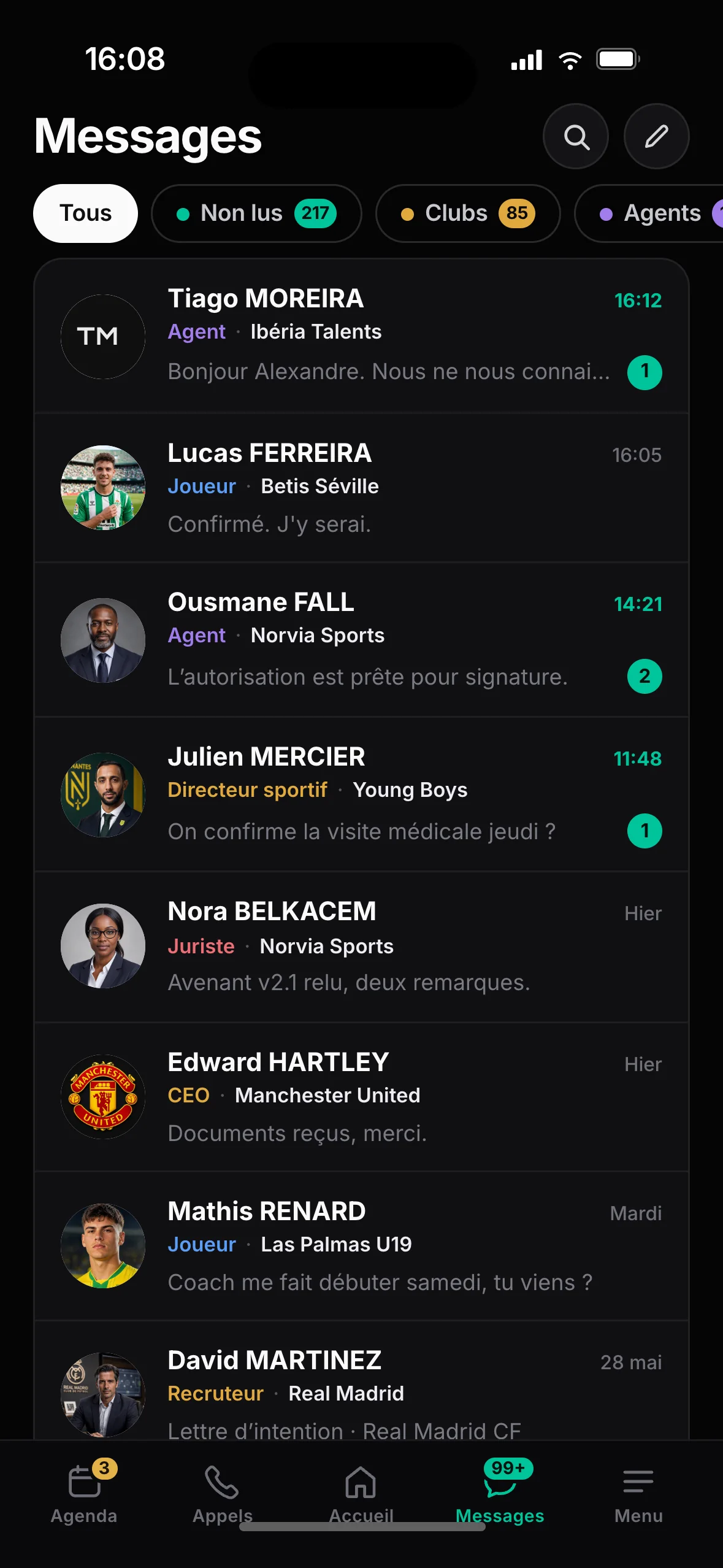 Lista de conversas FOOTPASS, cada uma com a identidade verificada do interlocutor